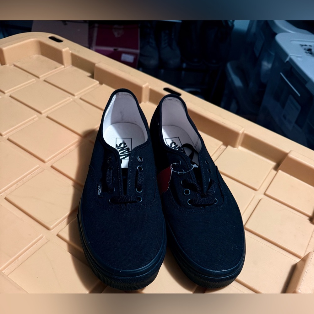 VANS Authentic Triple Black Canvas Low Top Sneakers M-11 W-12 1/2 Unisex